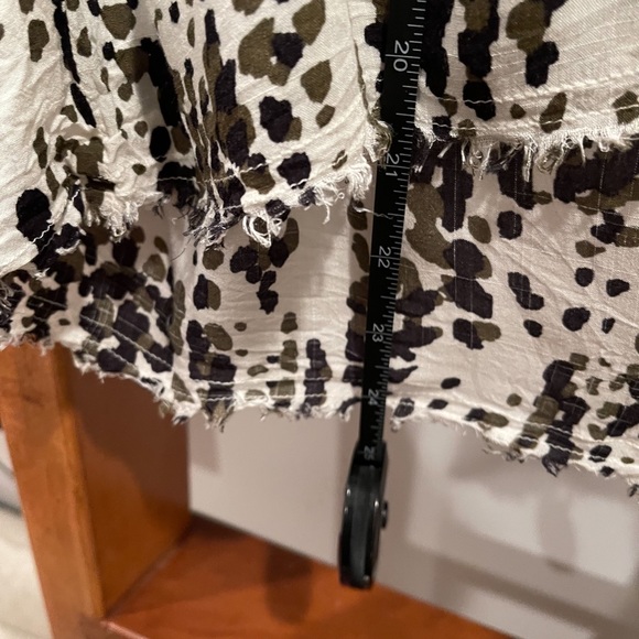 Cloth & Stone SZ M Abstract Camo Cropped Button Down! - Picture 5 of 8